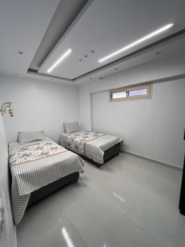 Ένα ή περισσότερα κρεβάτια σε δωμάτιο στο بورتو السخنه -Hotel Porto vib
