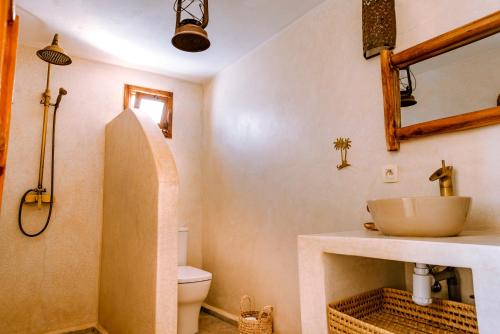 a bathroom with a sink and a toilet at Villa Madame Babouche, chambre Tinhinan, SdB privative in Oulad el Madani