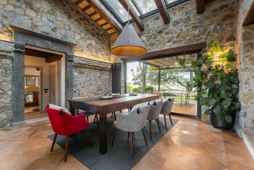 a dining room with a wooden table and chairs at Villa Renaissance: in Maremma, vicina al mare in Pescia Fiorentina