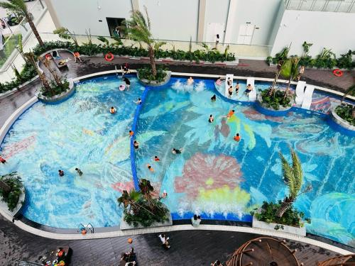 - une vue sur la grande piscine dans l'établissement JOYCE-Celia 27, à Hai Phong