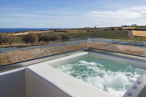 Bazén v ubytování Windmillside Luxury Villas nebo v jeho okolí