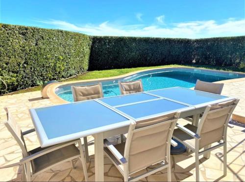 Bazén v ubytování Villa piscine avec magnifique vue mer panoramique nebo v jeho okolí
