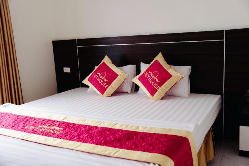 Ένα ή περισσότερα κρεβάτια σε δωμάτιο στο VietHouse Hotel Hạ Long