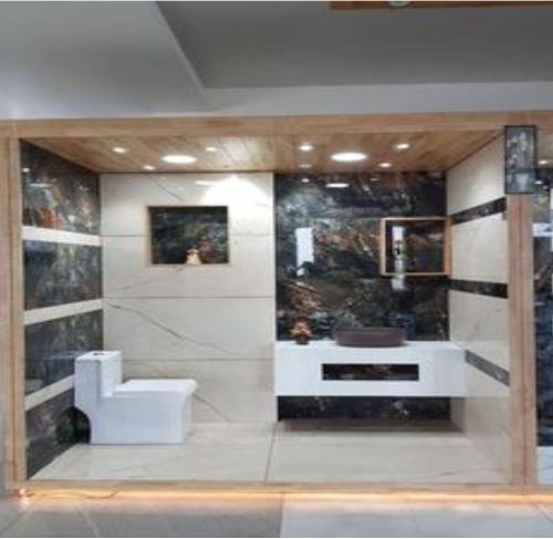 La salle de bains est pourvue d'un lavabo et de toilettes. dans l'établissement Tourist Haven Guesthouse, Islamabad, à Islamabad
