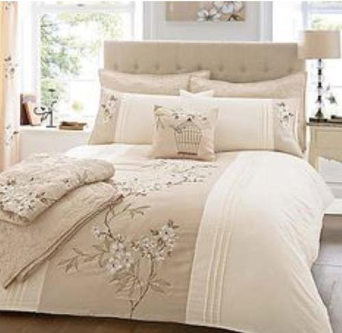 - un lit blanc avec une couette et des oreillers blancs dans l'établissement Tourist Haven Guesthouse, Islamabad, à Islamabad
