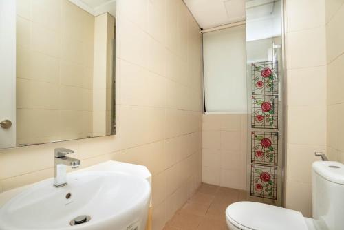 ein Bad mit einem Waschbecken und einem WC in der Unterkunft Homestay I City Cantik Tenang Wifi 4k Smart TV Netflix Coway Free Parking in Shah Alam