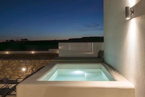 una vasca da bagno situata sul lato di un edificio di Windmillside Luxury Villas a Emporio