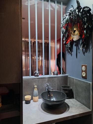 La salle de bains est pourvue d'un lavabo sur un comptoir. dans l'établissement La Cage Village Naturiste, au Cap d'Agde