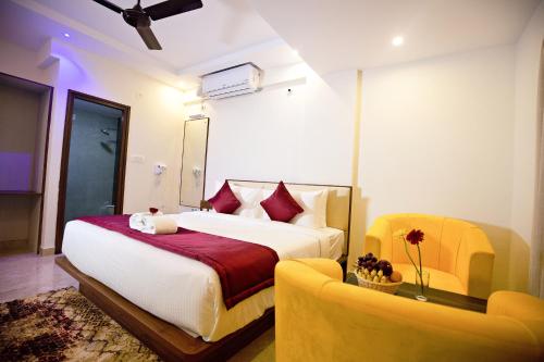 Postel nebo postele na pokoji v ubytování Villa Grand Hotel Near Kempegowda International Airport
