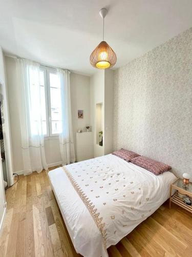 une chambre avec un grand lit blanc dans une pièce dans l'établissement Palais Massenet -Exceptionnel 50m de la mer, à Nice