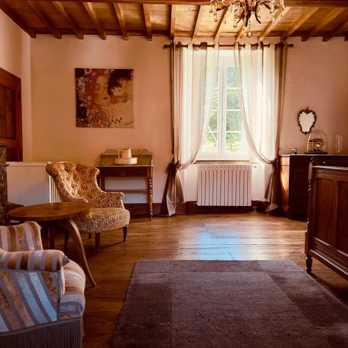 un salon avec un canapé, une table et une fenêtre dans l'établissement Le CAP DE CLOS, à Cier-de-Rivière