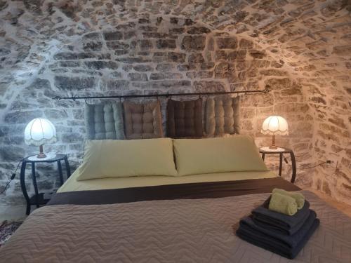 1 dormitorio con 1 cama con 2 lámparas en 2 mesas en Villa Olive Old Qeparo, en Qeparo
