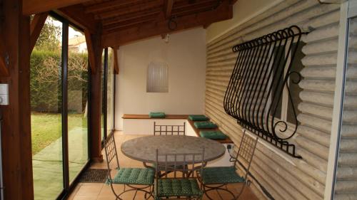 un patio avec une table et des chaises sur un balcon dans l'établissement Chouette, à Royan