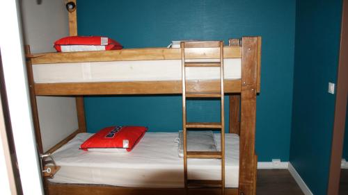 quelques lits superposés dans une chambre dans l'établissement Chouette, à Royan