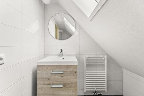a bathroom with a sink and a mirror at Vakantiepark Hof van Zeeland in Heinkensand
