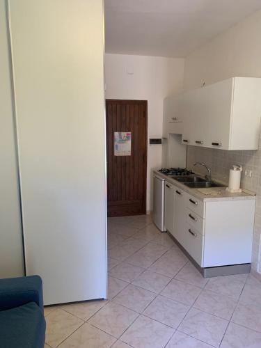 Kuchyň nebo kuchyňský kout v ubytování Baia Azzurra 154