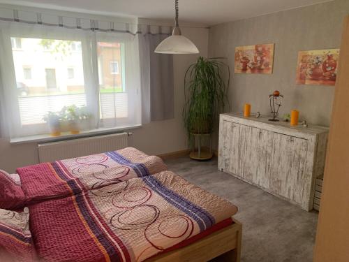 um quarto com uma cama e uma janela em FeWo Meikoe em Lutherstadt Eisleben