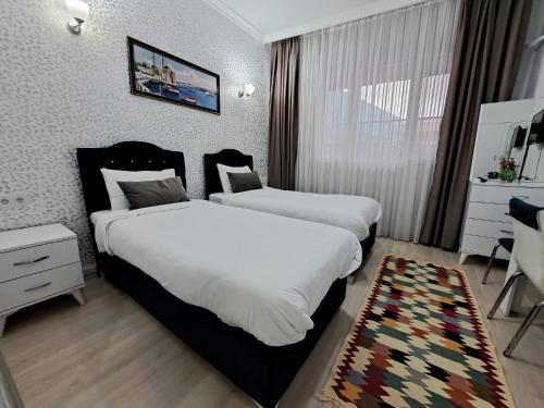 イスタンブールにあるGolden Life Apart Hotelのベッド2台と窓が備わるホテルルームです。