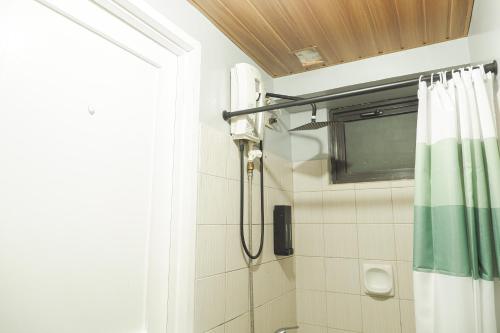 W łazience znajduje się prysznic z zasłoną prysznicową. w obiekcie Studio For Rent in Taguig City near BGC-McKinley Hill w mieście Manila