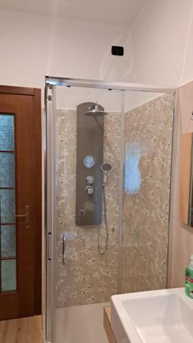 y baño con ducha y puerta de cristal. en Villa Sergio, en Pero