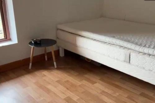 a bed and a table in a room at Belle maison sur Val de Loire in Channay-sur-Lathan