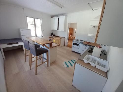cocina con mesa y sillas en una habitación en Schwedisches Bauernhaus, en Jörn