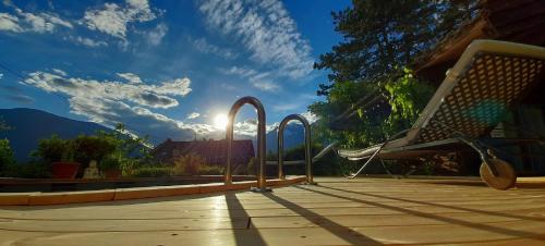 una panchina seduta su un patio con il sole splendente di Home Suite Home Bed & Breakfast a Merano