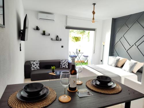 a living room with a table with hats and wine glasses at ESCAPADAS ROMÁNTICAS Gavira Apartamento in Rota