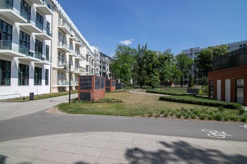 an empty street in a city with buildings at Apartament2 Bulwar Staromiejski Stare Miasto Centrum in Wrocław