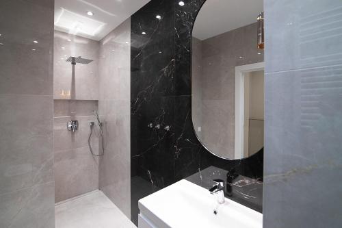 a bathroom with a sink and a mirror at Apartament2 Bulwar Staromiejski Stare Miasto Centrum in Wrocław