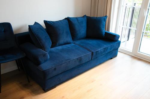 a blue couch sitting in a living room at Apartament2 Bulwar Staromiejski Stare Miasto Centrum in Wrocław