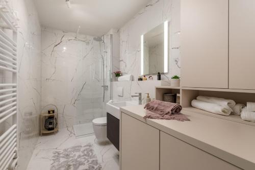 een witte badkamer met een toilet en een wastafel bij Abau Residence Apartment 2 Opatija in Opatija