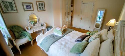 ein Wohnzimmer mit einem Sofa und einem Spiegel in der Unterkunft Lough Rynn in Mohill