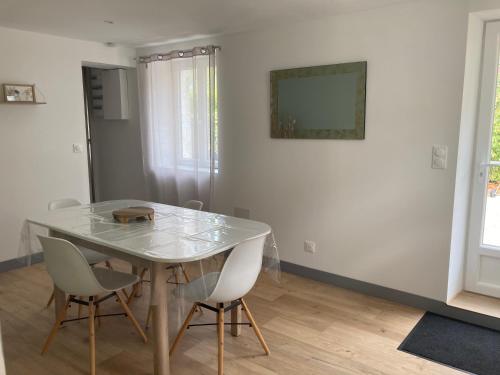 a dining room with a table and chairs at Le gîte du Tremblay in Étais-la-Sauvin