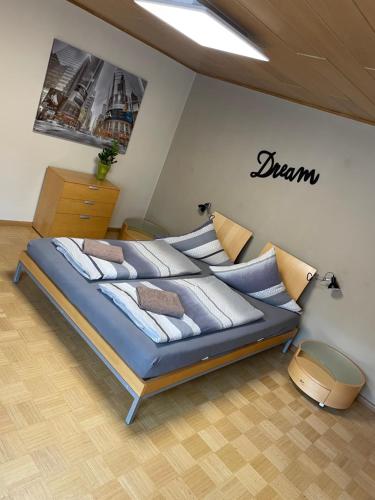 ein Schlafzimmer mit einem großen Bett in der Ecke in der Unterkunft Schrammi's Ferienwohnung in Schwanau