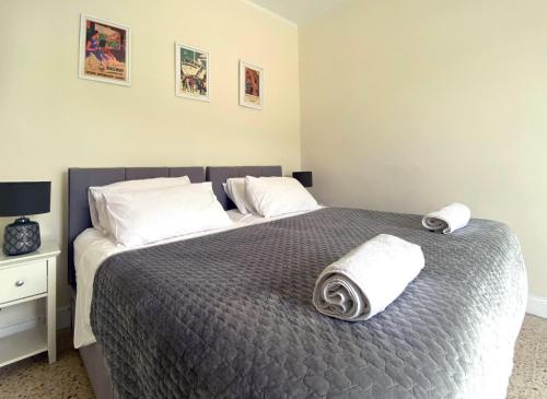 Postel nebo postele na pokoji v ubytování Cosy Seaside 1BR Apartment, AC, Open Views