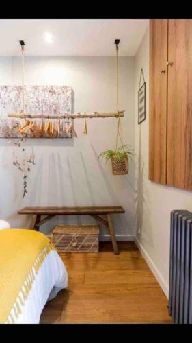 Ένα ή περισσότερα κρεβάτια σε δωμάτιο στο Le Loft des Hospices : Centre/Parking/VueRiviere
