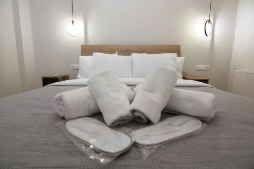 ein Bett mit Handtüchern darauf mit zwei Kissen in der Unterkunft Μοντέρνο διαμέρισμα στο κέντρο in Orestiada