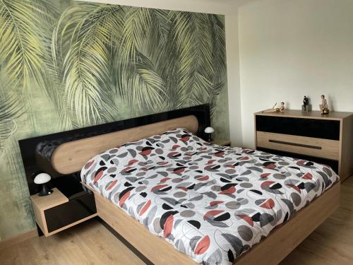 une chambre avec un lit avec une couette dessus dans l'établissement Chantal&Daniel, à Saint-Brévin-les-Pins