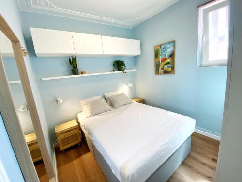 リスボンにあるSanta Liberdadeの青い壁の小さなベッドルーム(白いベッド1台付)
