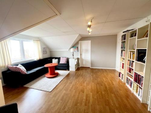 sala de estar con sofá negro y mesa roja en Family friendly, quiet, spacious, en Hvasser