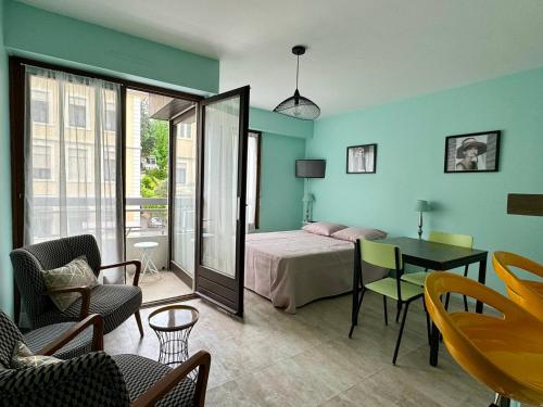 une chambre avec un lit, une table et des chaises dans l'établissement Studio lumineux et fonctionnel à Aix-les-Bains, proche centre-ville et thermes - FR-1-555-10, à Aix-les-Bains