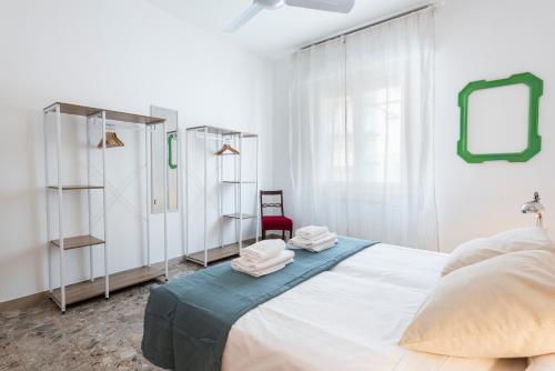 1 dormitorio con 1 cama con toallas en VERRAZZANO BRIDGE APARTMENT (2 bathrooms & Free WiFi) en Florencia