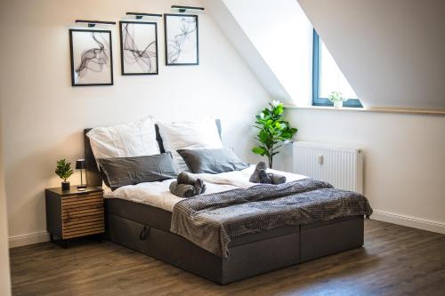 een slaapkamer met een bed met twee teddyberen erop bij Schlachteperle, 2,5 Zimmer Wohnung in Bremen in Bremen