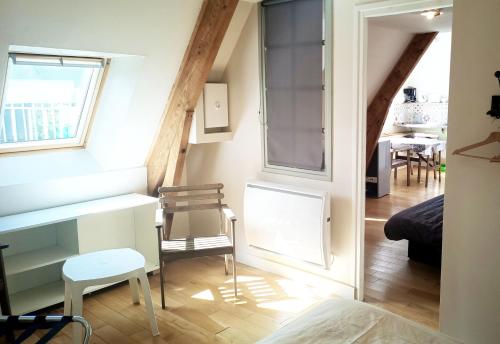 Cette petite chambre comprend un bureau et une chaise. dans l'établissement Voiles et Terrasses Le Treport, au Tréport