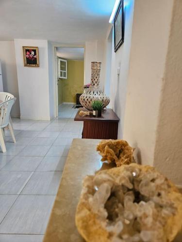 ein Wohnzimmer mit einem Tisch und einer Vase in der Unterkunft Hadhri Appartement in Tozeur