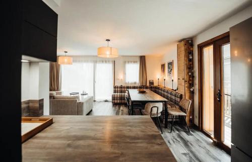 sala de estar con mesa de comedor y sofá en Chalet familial de 6 chambres dominant Saint-Gervais classé 4 étoiles, en Saint-Gervais-les-Bains
