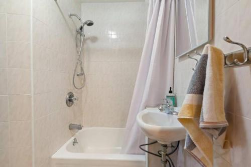 La salle de bains est pourvue d'un lavabo et d'une douche. dans l'établissement Delightful 2 Bedroom Apartment, à New York