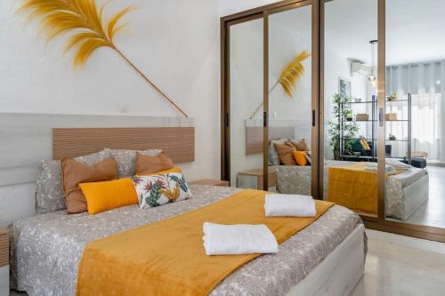 Bonito estudio carihuela con terraza, Wifi, playa a 150 metros