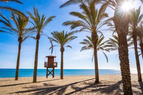 Bonito estudio carihuela con terraza, Wifi, playa a 150 metros